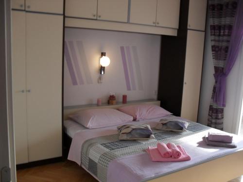 Postel nebo postele na pokoji v ubytování Apartment in Lopar with terrace, air conditioning, WiFi, washing machine 87-2