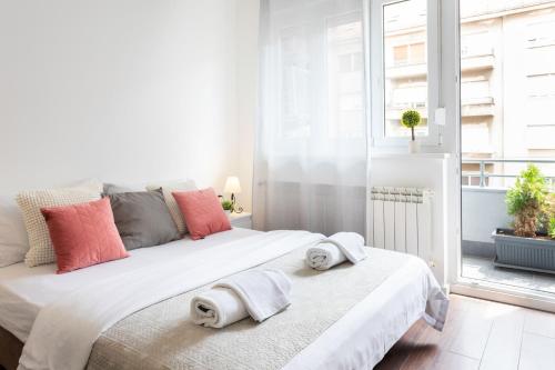 Sunny 2BDR Apartment with Balcony