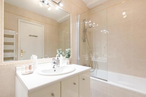 une salle de bain avec un lavabo, une douche et une baignoire dans l'établissement On la Croisette fabulous sea view 1 bed, à Cannes