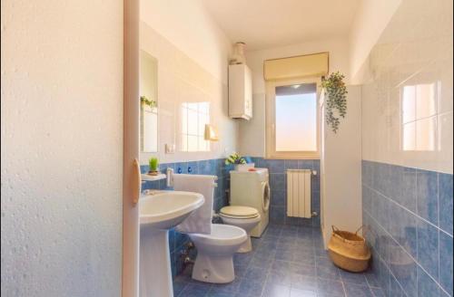 uma casa de banho azul e branca com um WC e um lavatório em Piazza del Sole Apartment em San Salvo