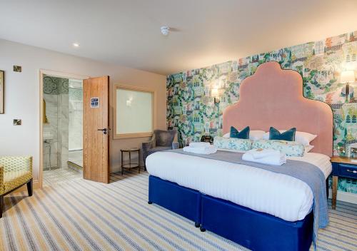 The George Hotel Colchesterにあるベッド