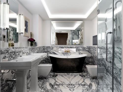 Ein Badezimmer in der Unterkunft Ham Yard Hotel, Firmdale Hotels
