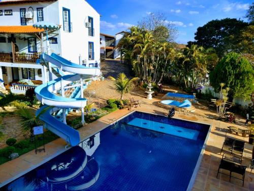 vista sul tetto di una piscina con scivolo d'acqua di Hotel Serra Vista a Tiradentes