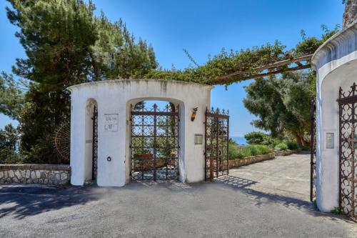 an entrance to a villa with a gate at Suite Casa Mia in Capri