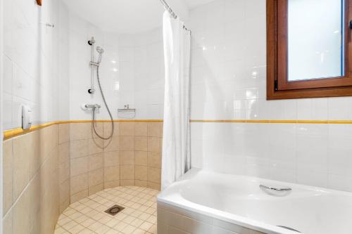 Bilik mandi di Punta Prima Beach Apartment Kenya