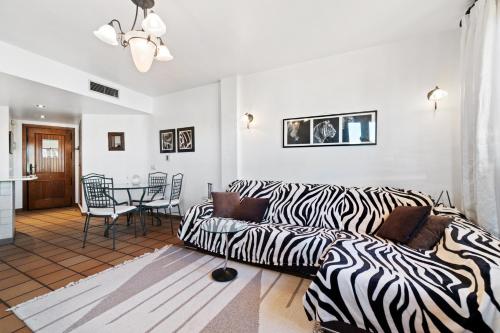 Ruang duduk di Punta Prima Beach Apartment Kenya