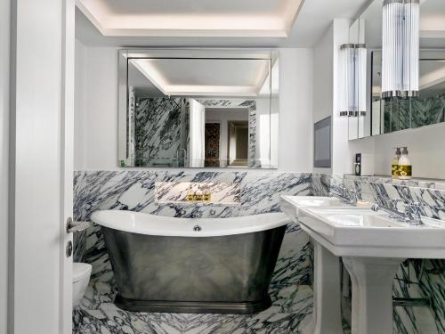 Ein Sitzbereich in der Unterkunft Ham Yard Hotel, Firmdale Hotels