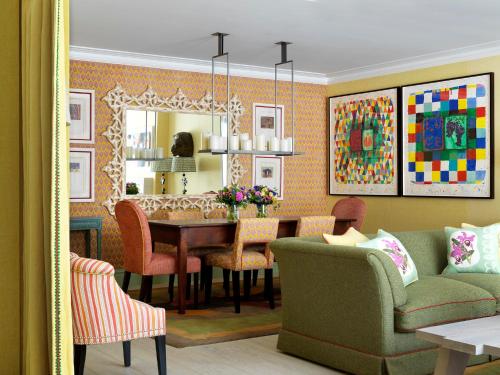 Ein Sitzbereich in der Unterkunft Ham Yard Hotel, Firmdale Hotels