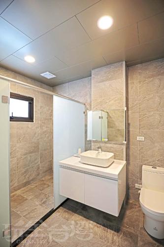 a bathroom with a sink and a toilet at Riyuewan Homestay in Yuchi