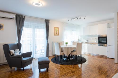 Spacious 2BDR Apartment with balcony - FREE PARKING