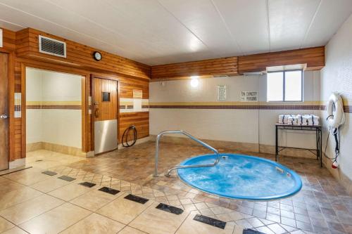 Bazén v ubytovaní Econo Lodge alebo v jeho blízkosti