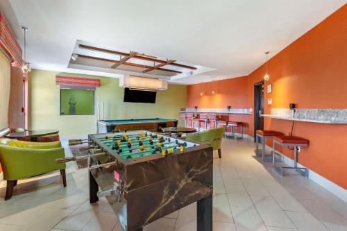 Μια τηλεόραση ή/και κέντρο ψυχαγωγίας στο Comfort Suites Hobbs