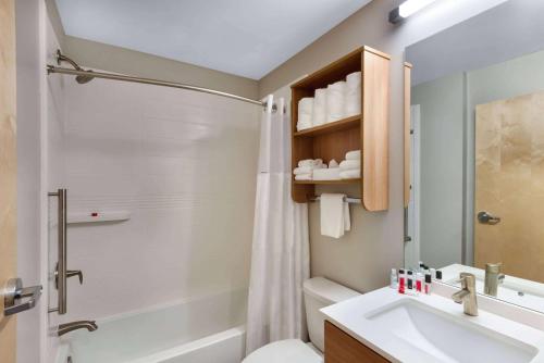 A bathroom at Microtel Inn & Suites by Wyndham Farmington