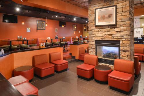 Lounge o bar area sa Ramada Plaza by Wyndham Sheridan Hotel & Convention Center