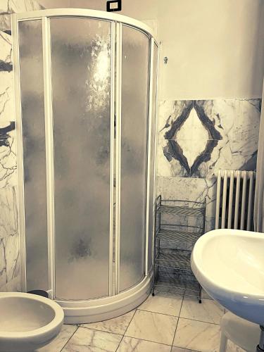 ein Bad mit einer Dusche, einem WC und einem Waschbecken in der Unterkunft Confortevole monolocale a 500 mt dal mare in Marina di Carrara