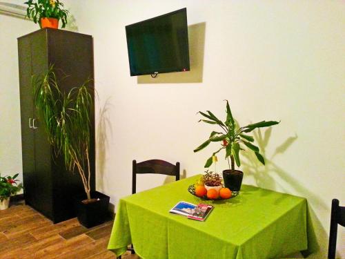 Televízia a/alebo spoločenská miestnosť v ubytovaní Apartments and Rooms King
