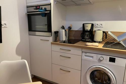 cocina con lavadora y lavadora en L'amiral n5 T2 dernier étage ByLocly, en Lorient