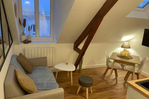 un salon avec un canapé et une table dans l'établissement L'amiral n5 T2 dernier étage ByLocly, à Lorient