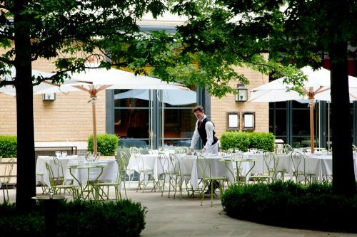 Ein Restaurant oder anderes Speiselokal in der Unterkunft Ham Yard Hotel, Firmdale Hotels 
