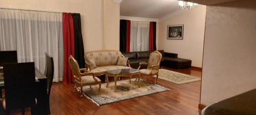 Ruang duduk di Spacious cheerful apartment
