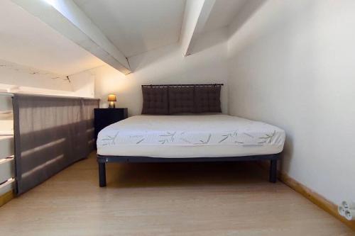 a small bedroom with a bed in a room at Joli T2 avec clim, 4/6 personnes,500m de la plage. in Saint-Cyprien