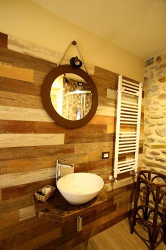 a bathroom with a sink and a mirror at Le Dimore dei Ritaldi in Castel Ritaldi