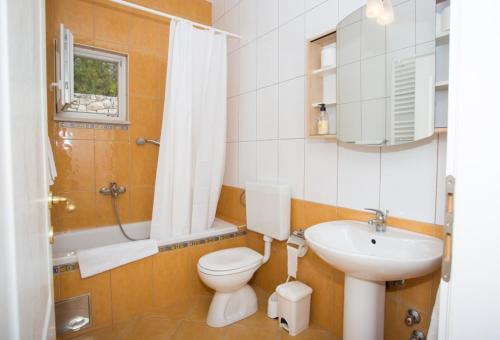 Ένα μπάνιο στο Apartment in Orebic with sea view, terrace, air conditioning, WiFi 114-1