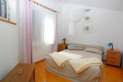Posteľ alebo postele v izbe v ubytovaní Holiday house in Tri Porte Potirna with sea view, terrace, air conditioning, WiFi 166-1