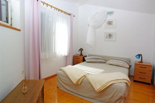 sypialnia z dużym łóżkiem i oknem w obiekcie Holiday house in Tri Porte Potirna with sea view, terrace, air conditioning, WiFi 166-1 w mieście Potirna