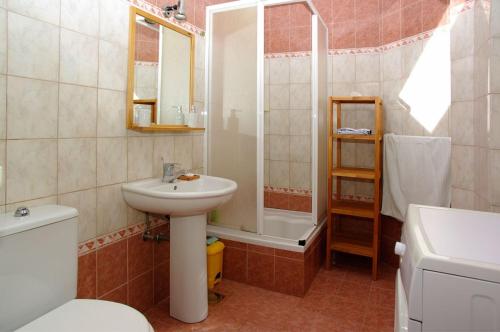 Kúpeľňa v ubytovaní Holiday house in Tri Porte Potirna with sea view, terrace, air conditioning, WiFi 166-1
