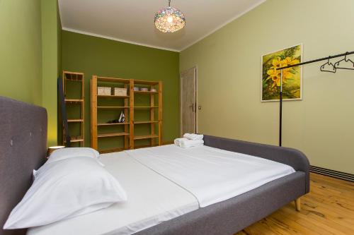 Postel nebo postele na pokoji v ubytování Colorful 2BDR Apartment in the City Center