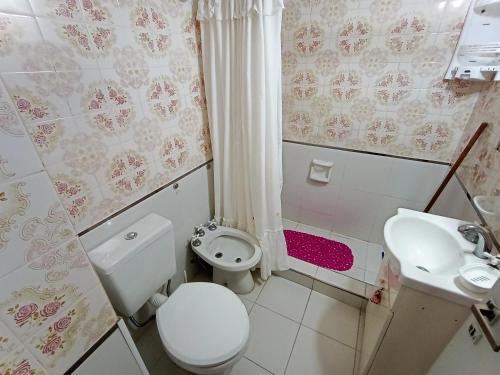 a small bathroom with a toilet and a sink at EFDEPARTAMENTOS Dos ambientes Plaza Colon in Mar del Plata