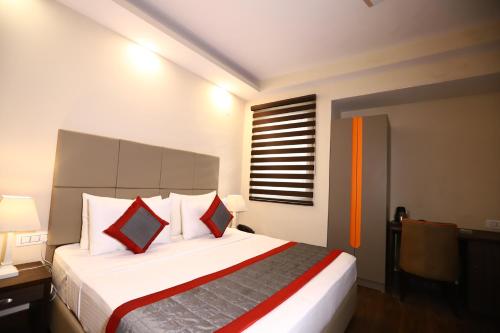 Postel nebo postele na pokoji v ubytování Hotel Azulo Inn Bhikaji Cama Place Delhi - Couple Friendly Local IDs Accepted