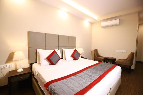 Letto o letti in una camera di Hotel Azulo Inn Bhikaji Cama Place Delhi - Couple Friendly Local IDs Accepted