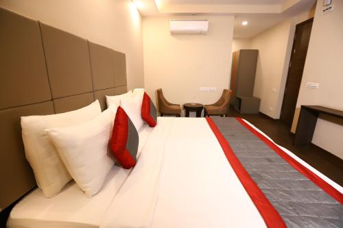 Postel nebo postele na pokoji v ubytování Hotel Azulo Inn Bhikaji Cama Place Delhi - Couple Friendly Local IDs Accepted