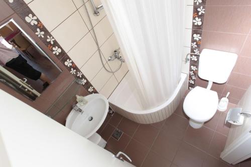 y baño con bañera, aseo y lavamanos. en Apartment in Podgora with sea view, terrace, air conditioning, WiFi 849-3, en Podgora