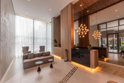 a living room with a couch and a table at Charlie Vitrali Moema in Sao Paulo