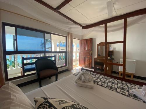 南威的住宿－Zenobia Beach Resort，一间卧室配有一张床,享有海景