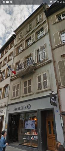 un bâtiment avec un magasin devant lui dans l'établissement 2 pièces terrasse plein coeur de Strasbourg, à Strasbourg
