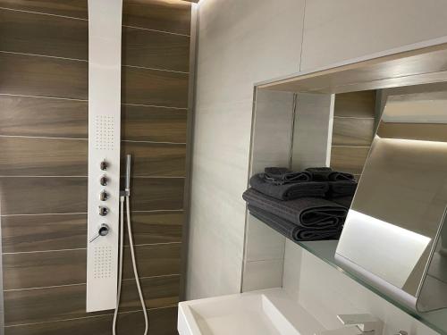 een badkamer met een douche, een wastafel en een spiegel bij Small Home Budapest Dráva in Boedapest
