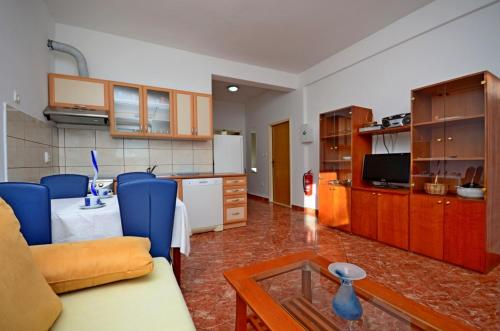 een woonkamer met een bank en een tafel bij Apartment in Kastel Sucurac with sea view, balcony, air conditioning, WiFi 570-1 in Kaštela