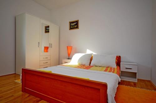Afbeelding uit fotogalerij van Apartment in Kastel Sucurac with sea view, balcony, air conditioning, WiFi 570-1 in Kaštela