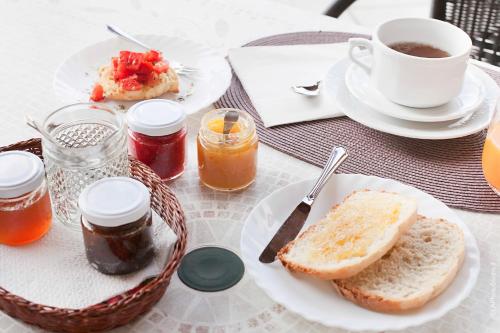un tavolo con due piatti di pane e una tazza di caffè di Villa Delle Palme a Trepuzzi