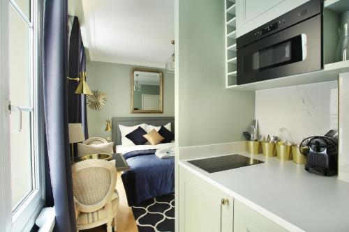 Cette petite chambre comprend une cuisine et une chambre. dans l'établissement Studio Opéra by Studio prestige, à Paris