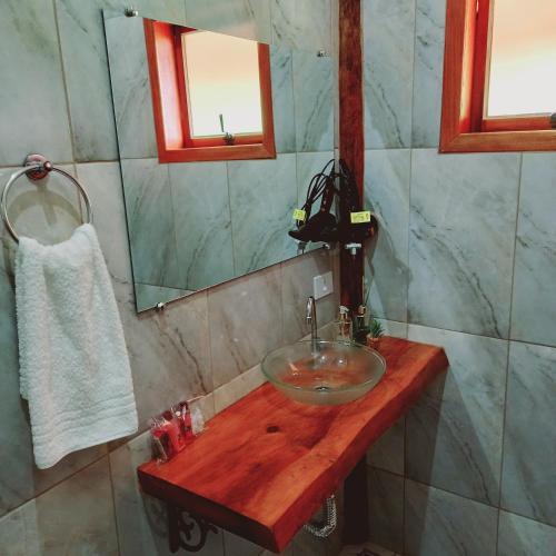 a bathroom with a sink and a mirror at POUSADA ESTÂNCIA DAS CACHOEIRAS in Cunha
