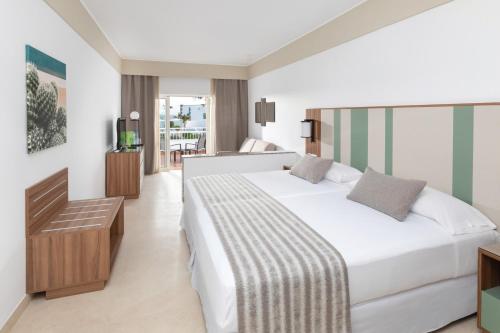 Postel nebo postele na pokoji v ubytování Hotel Riu Paraiso Lanzarote - All Inclusive