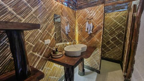 Bilik mandi di EntreAguas Ecolodge