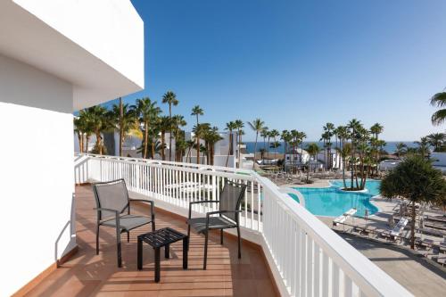 Bazén v ubytování Hotel Riu Paraiso Lanzarote - All Inclusive nebo v jeho okolí