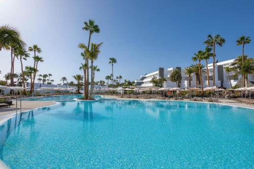 Bazén v ubytování Hotel Riu Paraiso Lanzarote - All Inclusive nebo v jeho okolí