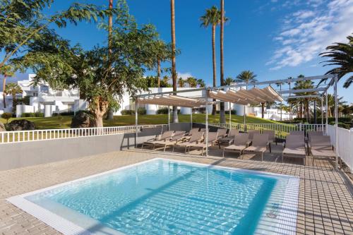 Bazén v ubytování Hotel Riu Paraiso Lanzarote - All Inclusive nebo v jeho okolí